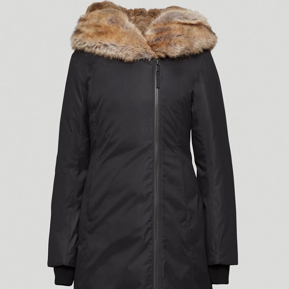 Aritzia Babaton St. Moritz Parka black size medium